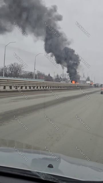 На Гусельском мосту Mercedes врезался в ограждение и загорелся смотреть онлайн
