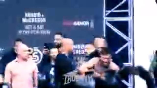 Конор ударил хабиба но Хабиб чемпион смотреть онлайн