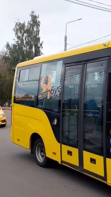 Микроавтобус ГАЗ-А68R52 "City" с маршрутом N°157К выезжает с территории Автовокзала. Ярославль смотреть онлайн