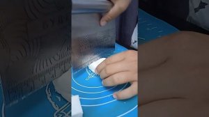 Слепил из мастики человечка