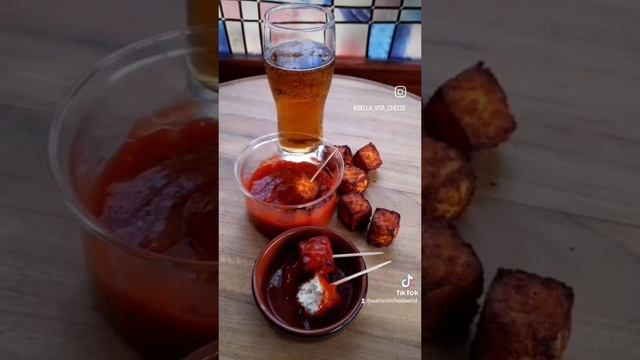 ХАЛЛУМИ СЫР ВО ФРИТЮРЕ с секретным соусом. смотреть онлайн