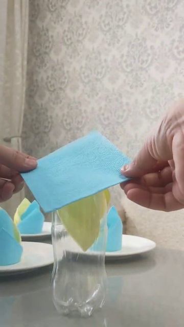 Сервировкаға салфетка жасау. Сложить салфетки для сервировки стола. Fold napkins for table setting. смотреть онлайн