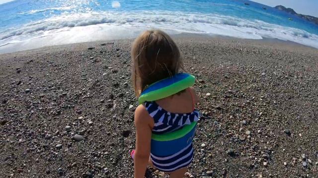 Sicily 2021 Mia заходит в воду смотреть онлайн