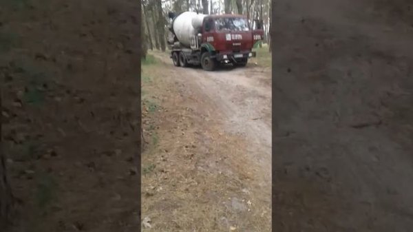 Чуть не оторвали кабину КАМАЗу.Вытягиваем застрявший MAN.