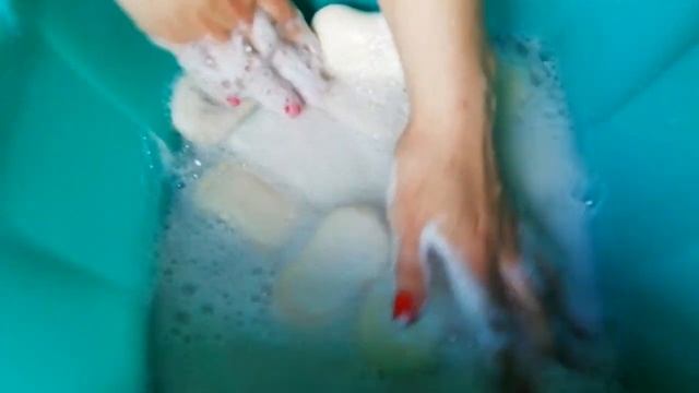 Купание БЕЛОГО мыла. Bathing WHITE soap. смотреть онлайн