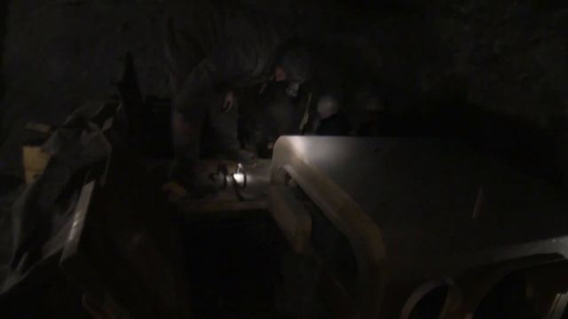 Идём в шахту по наклонному стволу. Глубина 24 метра от поверхности. 24.03.2011 смотреть онлайн