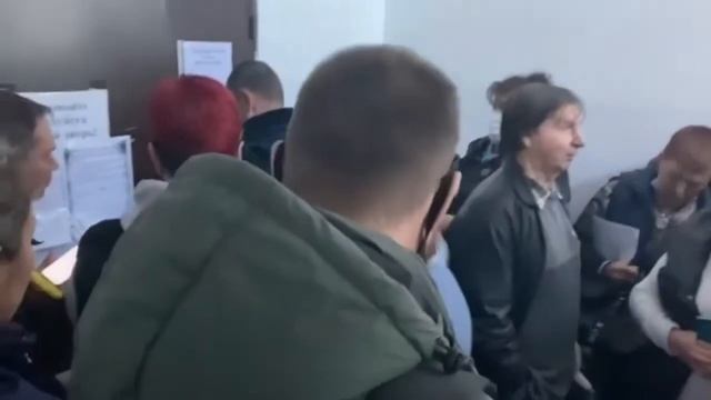 Сочинцы попытались « взять штурмом» Адлерское отделение службы судебных приставов смотреть онлайн