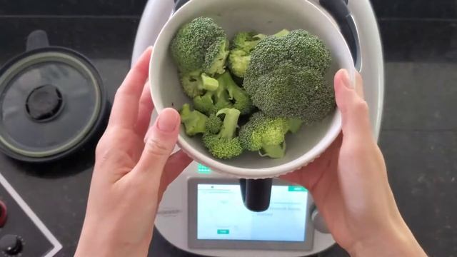 Baby Food in the Thermomix®: Broccoli and Buckwheat Purée смотреть онлайн