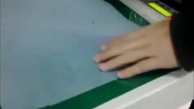 Планшетный режущий плоттер DCZ в процессе выкраивания уплотнителей из картона по образцу, режущий п смотреть онлайн