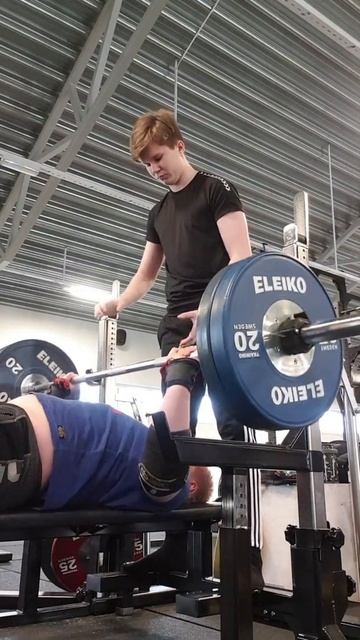 100kg/220lbs Bench Press 14 Years Old смотреть онлайн