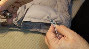 Как вдёрнуть шляпную резинку, через маленький люверс.