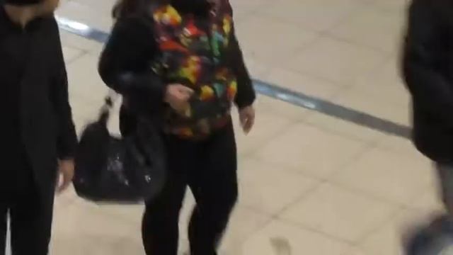 ЧТО ЕСЛИ iPhone 6s ПРИКЛЕИТЬ К ПОЛУ в ТОРГОВОМ ЦЕНТРЕ ؟! ПРАНК смотреть онлайн