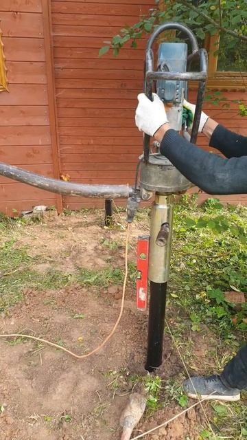 завинчивание винтовой сваи сваекрутом видео смотреть онлайн