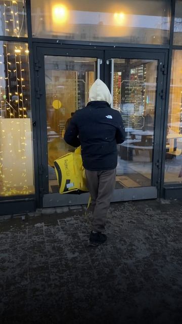 Смешной момент на смене курьера. смотреть онлайн