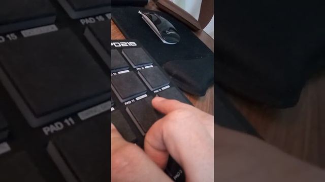 Контроллер AKAI MPD 218 - космическая тема :-)