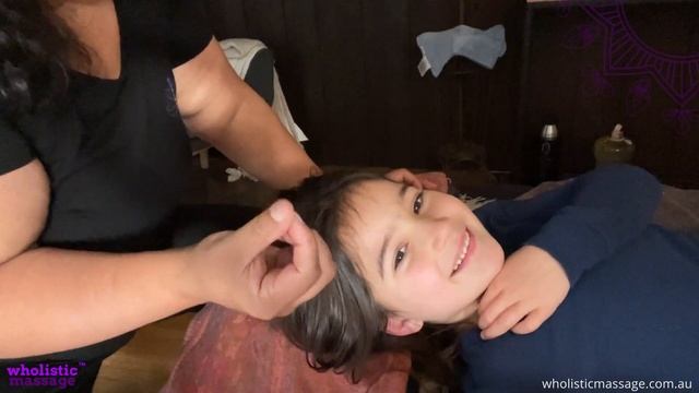 WHOLISTIC MASSAGE KIDS | teaching my daughter my shoulder massage secret *self massage* 😍 смотреть онлайн