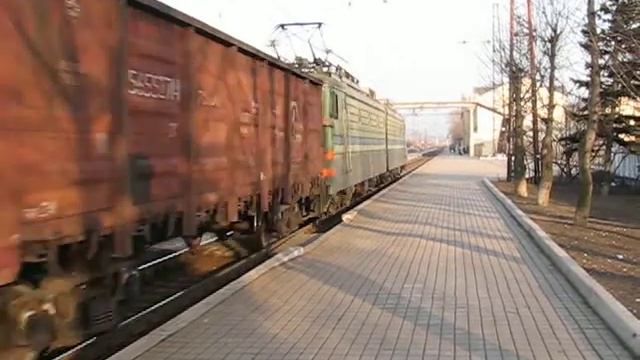 ВЛ11м-160 с грузовым составом проходит по 1му пути станции смотреть онлайн