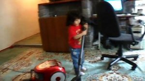 Малика пылесосит