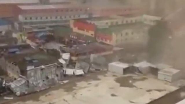Hurricane with wind gusts of 153 km/h tears off roofs and lifts people! news China смотреть онлайн