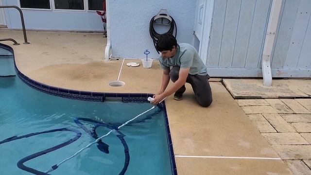 How to connect and use a swimming pool hose vacuum on an inground plaster pool смотреть онлайн