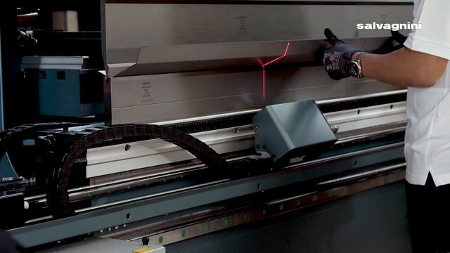 Salvagnini bending: B3.AU-TO press brake bends a 4 meters long 1,5 mm thick mild steel profile смотреть онлайн
