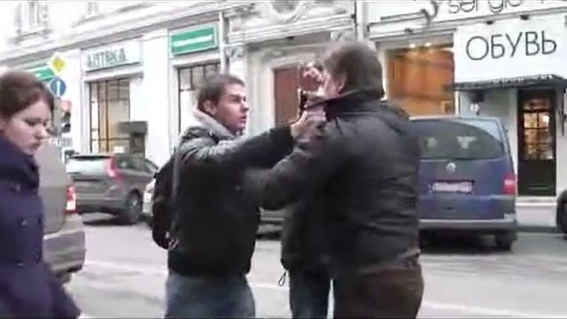 Здесь нельза парковаться. Уберите, пожалуйста, машину. Да пошел ты на...! смотреть онлайн