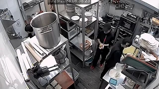 1 час работы повара . Смотрите, как слева стопка с роллами увеличивается и уменьшается) #vkusteam смотреть онлайн