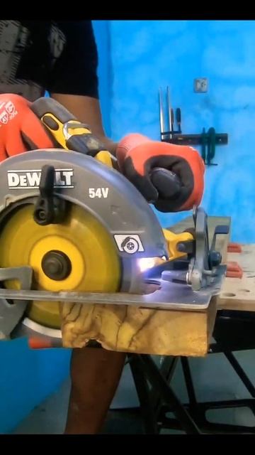 dewalt dcs575 xr flexvolt cutting hard wood... STATISFYING смотреть онлайн