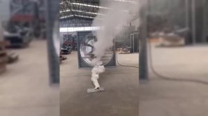 Мощный промышленный вытяжной вентилятор с жалюзи в действии. Компания ASIA  TAREN