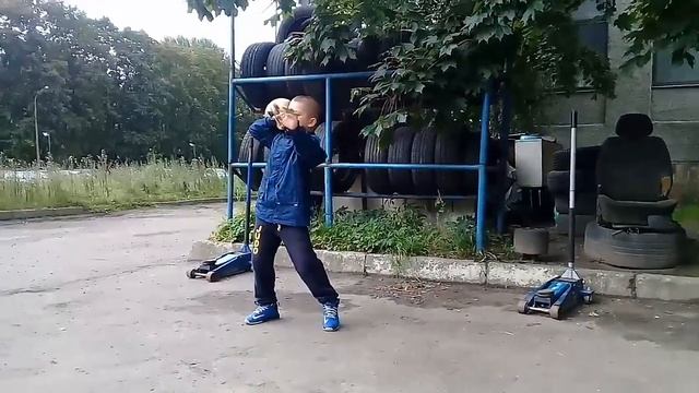 Захар 8лет вес 33кг толчок гири 16кг ×2. смотреть онлайн