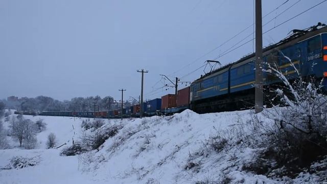 ВЛ8-1563 с грузовым поездом и искрением пантографа на перегоне Встречный - Днепр-Лоцманская смотреть онлайн