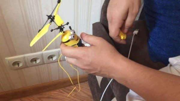 Летающий миньон ! Дети в восторге !