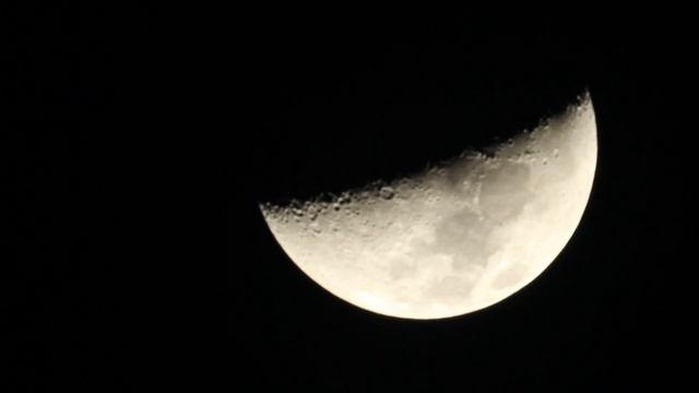 A UFO flight against the background of the moon 00:05 video смотреть онлайн