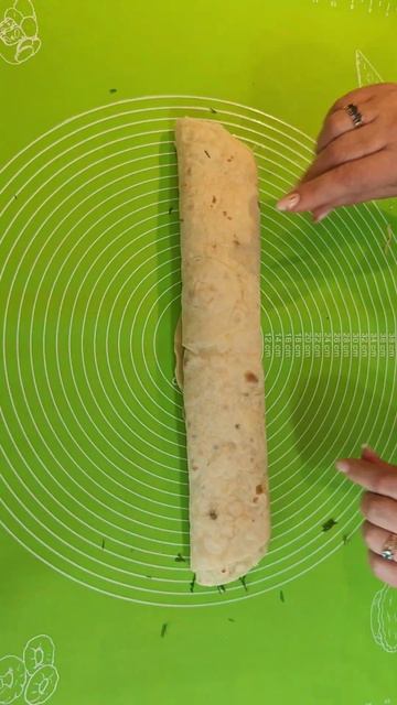 Быстрая вкусняшка из лаваша, фарша и сыра 😋 #рецепты #излаваша #закуска смотреть онлайн