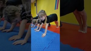 Подводящие упражнения к отжиманиям, для детей 4-8 лет#детскийспорт #подводящиеупражнения #