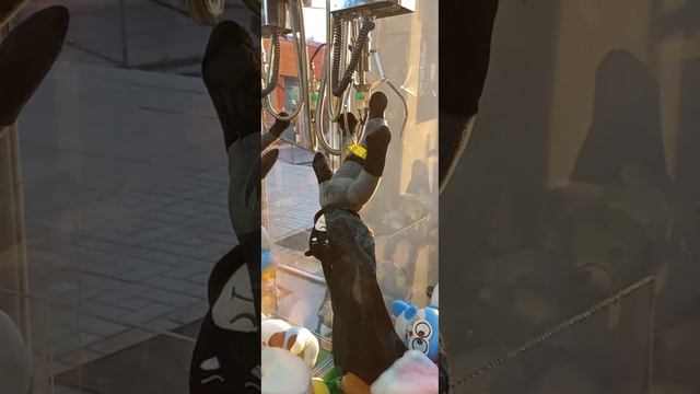 #!Шок! Игрушка застряла в автомате #удача #прикол #хватайка #игровыеавтоматы #достаемигрушки смотреть онлайн