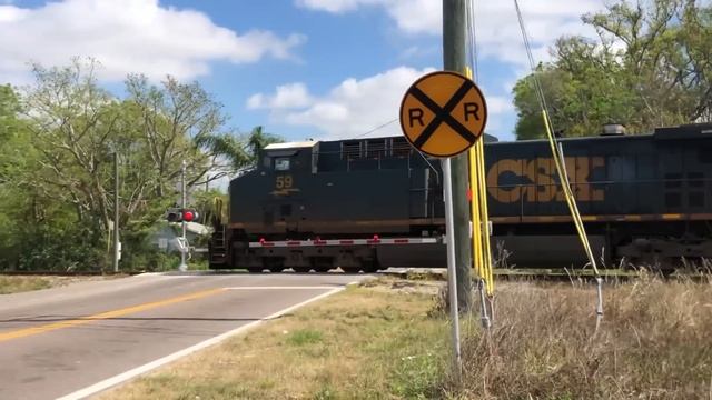 Amtrak Slams The Diamonds, CSX Booking Thru Plant City With Mid Train Loco On Curve, Train W/Caboos смотреть онлайн
