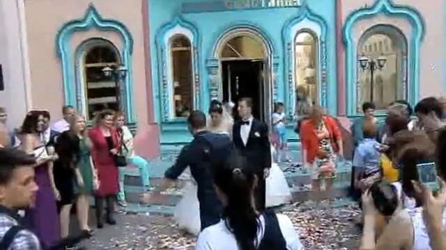 Выход из Загса Жени и Оли Петровых смотреть онлайн