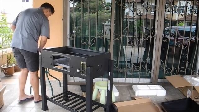 My New BBQ Grill From the U.K. and How to Assemble it! смотреть онлайн