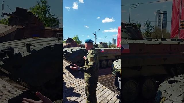 Боец классно рассказывает про трофейную технику.Выставка на Поклонной горе смотреть онлайн