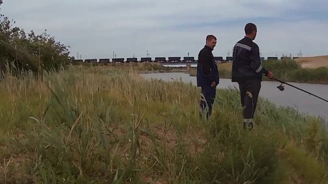 ЛОВИМ НА ПАЛКУ! РЫБАЛКА как в детстве! Обрыбились на реке Аксай смотреть онлайн