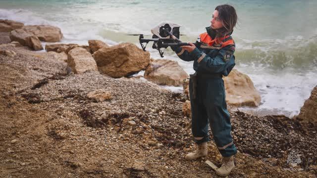 Беспилотники мониторят: МЧС России с воздуха осматривает побережье Севастополя смотреть онлайн