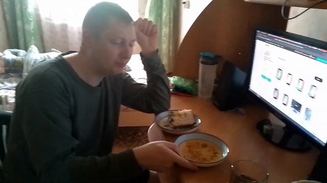 Человек в комнате кушает кулич и пьет вкусный чай смотреть онлайн