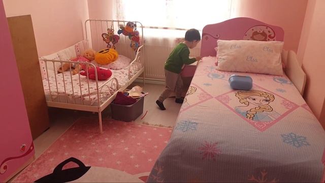 Güney Oyuncak Süpürge Kullandı, Kuzeninin Odasını Temizledi смотреть онлайн