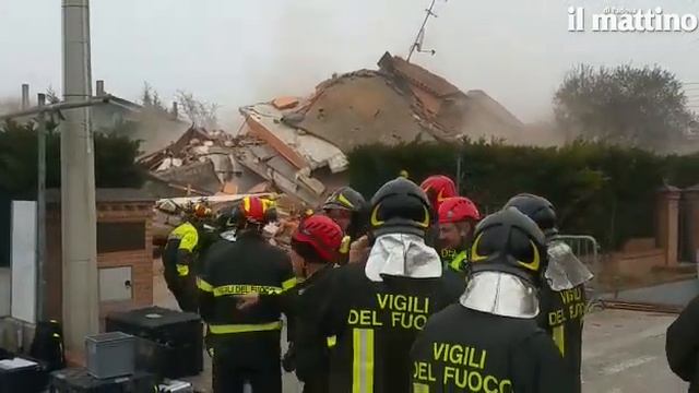 Padova, l'impressionante crollo in diretta di una casa смотреть онлайн
