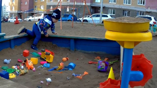 Саша запускает воздушного змея и играет в песочнице. смотреть онлайн