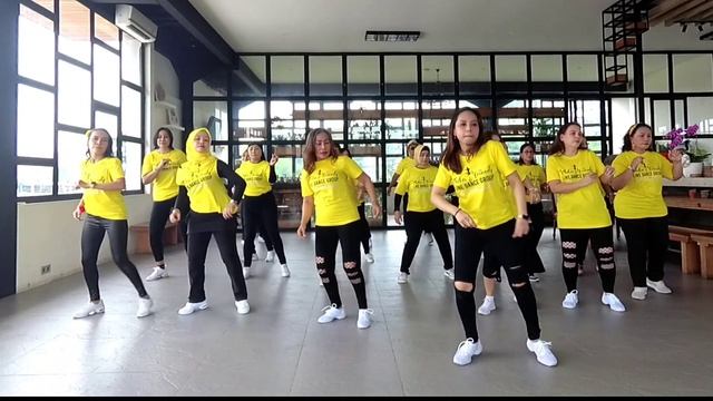 UHH LA LA LA Line Dance | Outing Class - Chika & Friends смотреть онлайн