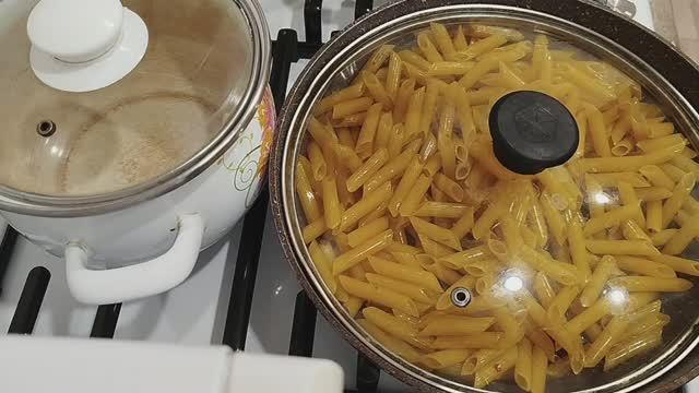МАКАРОНЫ НЕ ВАРЮ НИКОГДА, ТОЛЬКО ЖАРЮ. МУЖ ТАКИЕ МАКАРОНЫ ОБОЖАЕТ. смотреть онлайн