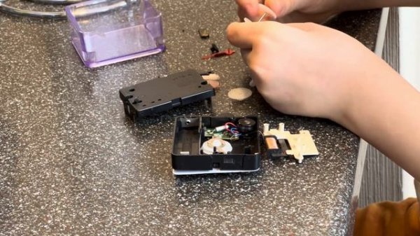 Разборка и сборка электронных часов - будильника