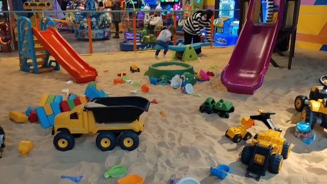 Pelican Joypark'ta Kum Oyun Alanı смотреть онлайн